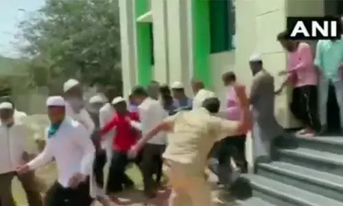 लॉकडाउन का उल्लंघन कर मस्जिद पहुंचे लोग, नमाज के बाद पुलिस ने की पिटाई, देखें VIDEO लॉकडाउन का उल्लंघन कर मस्जिद पहुंचे लोग, नमाज के बाद पुलिस ने की पिटाई, देखें VIDEO