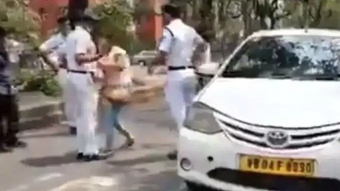 लॉकडाउन में बाहर घूमने से लड़की को रोका, तो लडकी और पुलिसकर्मी का ये चाटने वाला वायरल हुआ VIDEO