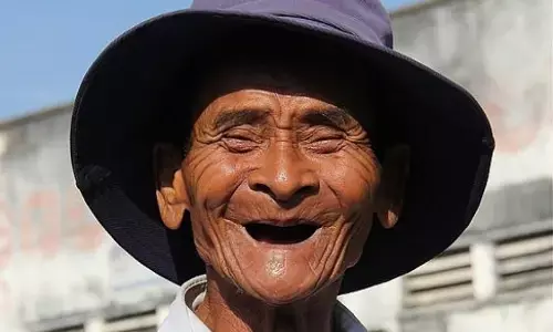 तेज हंसने से हो सकता है कोरोना, एम्स ने भी की पुष्टी तेज हंसने से हो सकता है कोरोना, एम्स ने भी की पुष्टी