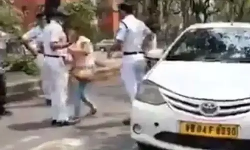 लॉकडाउन में बाहर घूमने से लड़की को रोका, तो लडकी और पुलिसकर्मी का ये चाटने वाला वायरल हुआ VIDEO लॉकडाउन में बाहर घूमने से लड़की को रोका, तो लडकी और पुलिसकर्मी का ये चाटने वाला वायरल हुआ VIDEO
