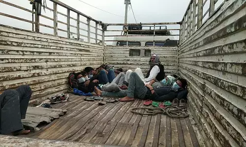 बिजनौर में टाटा मैक्स गाड़ी में छुप कर आ रहे दर्जनों यात्रियों को पुलिस ने पकड़ा बिजनौर में टाटा मैक्स गाड़ी में छुप कर आ रहे दर्जनों यात्रियों को पुलिस ने पकड़ा