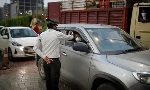 नोएडा में कोरोना के 3 और मामले, दो सोसाइटी सील, यूपी में कोरोना पीड़ितों की संख्या 40 नोएडा में कोरोना के 3 और मामले, दो सोसाइटी सील, यूपी में कोरोना पीड़ितों की संख्या 40