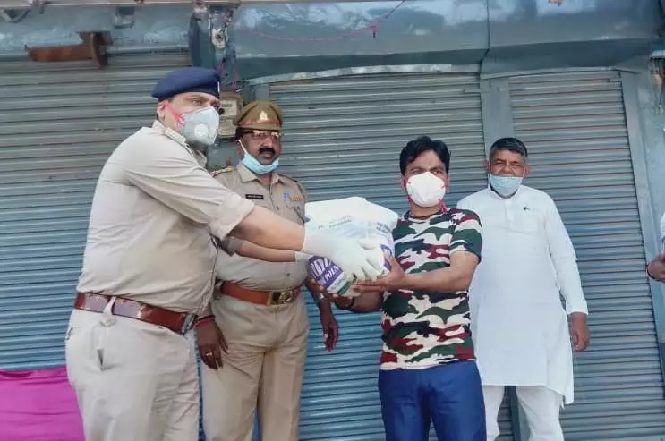 गाजियाबाद पुलिस फिर निकली राहत कार्य में अब्बल, सीओ लोनी और कोतवाल ने पहुंचाया 20 परिवार के घर राशन