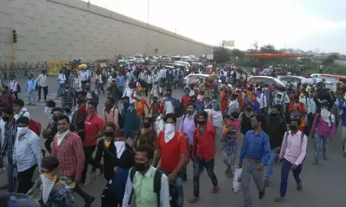 Lockdown: рдШрд░ рдкрд╣реБрдВрдЪрдиреЗ рд╕реЗ рдкрд╣рд▓реЗ рдердорд╛ рдЬрд┐рдВрджрдЧреА рдХрд╛ рд╕рдлрд░, рдХреЛрд░реЛрдирд╛ рдХреЗ рднрдп рд╕реЗ рдкреИрджрд▓ рдЪрд▓рддреЗ-рдЪрд▓рддреЗ рдордЬрджреВрд░ рдХреА рдореМрдд Lockdown: рдШрд░ рдкрд╣реБрдВрдЪрдиреЗ рд╕реЗ рдкрд╣рд▓реЗ рдердорд╛ рдЬрд┐рдВрджрдЧреА рдХрд╛ рд╕рдлрд░, рдХреЛрд░реЛрдирд╛ рдХреЗ рднрдп рд╕реЗ рдкреИрджрд▓ рдЪрд▓рддреЗ-рдЪрд▓рддреЗ рдордЬрджреВрд░ рдХреА рдореМрдд