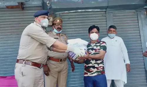 गाजियाबाद पुलिस फिर निकली राहत कार्य में अब्बल, सीओ लोनी और कोतवाल ने पहुंचाया 20 परिवार के घर राशन गाजियाबाद पुलिस फिर निकली राहत कार्य में अब्बल, सीओ लोनी और कोतवाल ने पहुंचाया 20 परिवार के घर राशन