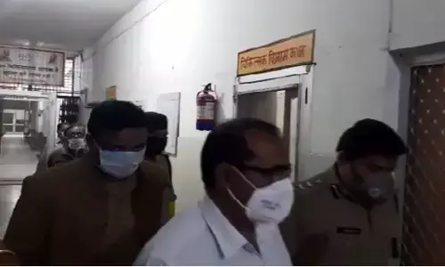 दबंग दुकानदार ने की पुलिसवाले की पिटाई, मारते-मारते तोड़ दिया हाथ