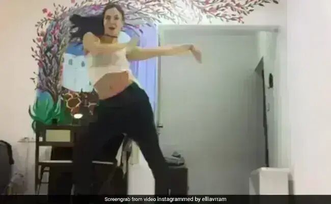 अपनी दादी के कपड़ों में धमाकेदार डांस करते हुए नजर आई यह एक्ट्रेस, देखें Viral Video अपनी दादी के कपड़ों में धमाकेदार डांस करते हुए नजर आई यह एक्ट्रेस, देखें Viral Video
