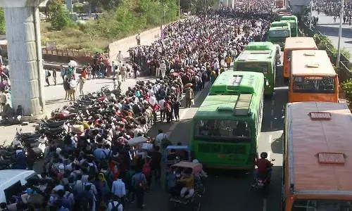 नोएडा से क्यों कर रहे है पलायन लोग? उधर सीएम पहुंचे लखनऊ आगरा एक्सप्रेसवे पर नोएडा से क्यों कर रहे है पलायन लोग? उधर सीएम पहुंचे लखनऊ आगरा एक्सप्रेसवे पर