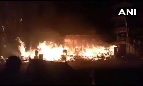 दिल्ली: शाहीन बाग इलाके में लगी आग
