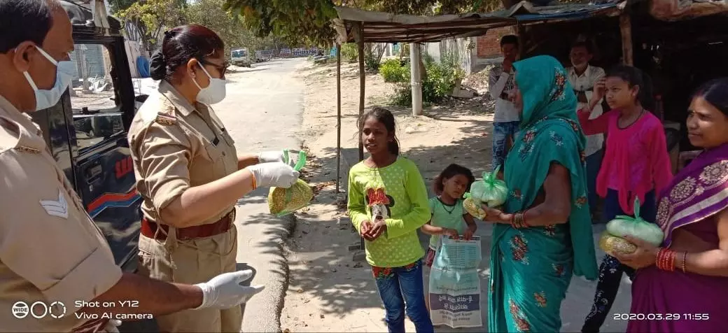 लॉकडाउन में गरीबों व जरूरतमंदो के लिए यूपी पुलिस बनी मसीहा