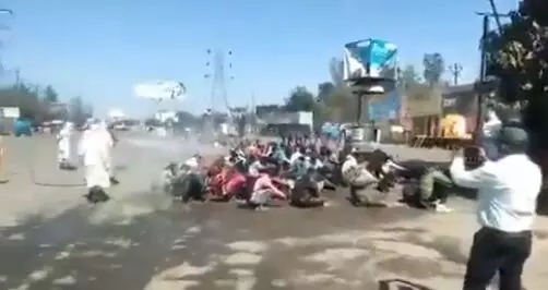 UP : बरेली में मजदूरों को सैनिटाइजर से नहलाया, योगी पर भड़के प्रियंका-अखिलेश-मायावती