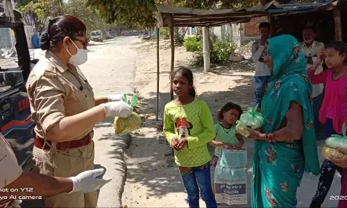 लॉकडाउन में गरीबों व जरूरतमंदो के लिए यूपी पुलिस बनी मसीहा लॉकडाउन में गरीबों व जरूरतमंदो के लिए यूपी पुलिस बनी मसीहा