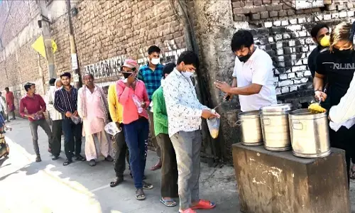 नोएडा: जरूरतमंदों को भोजन कराकर काग्रेंसी नेता रामकुमार तंवर ने दिखायी मानवता नोएडा: जरूरतमंदों को भोजन कराकर काग्रेंसी नेता रामकुमार तंवर ने दिखायी मानवता