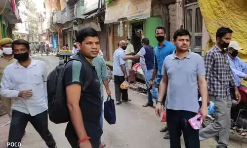 वाराणसी के DM कौशल राज शर्मा और SSP प्रभाकर चौधरी सादे कपड़े में आम आदमी बन पहुंचे बाजार, कई दुकानदारों पर हुई कार्यवाई वाराणसी के DM कौशल राज शर्मा और SSP प्रभाकर चौधरी सादे कपड़े में आम आदमी बन पहुंचे बाजार, कई दुकानदारों पर हुई कार्यवाई