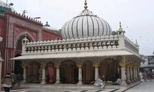 निजामुद्दीन की दरगाह के पास मरकज में थे 33 कोरोना संदिग्ध, अस्पताल ले जाते समय एक ने दम तोड़ा