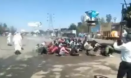 UP : बरेली में मजदूरों को सैनिटाइजर से नहलाया, योगी पर भड़के प्रियंका-अखिलेश-मायावती