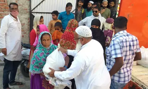 फरिश्ता बनकर बांट रहे हाजी मुक्तदिर राहत सामग्री, 203 दिहाड़ी मजदूर परिवारों को पहुचाई मदद फरिश्ता बनकर बांट रहे हाजी मुक्तदिर राहत सामग्री, 203 दिहाड़ी मजदूर परिवारों को पहुचाई मदद