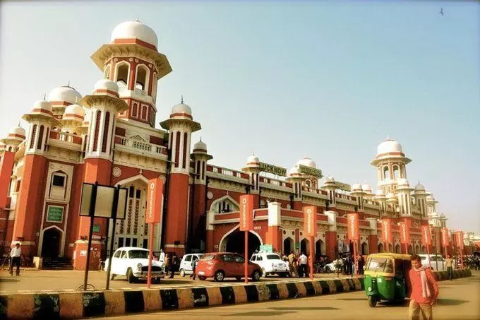 यूपी की बड़ी खबर: निजामुद्दीन के बाद लखनऊ के कैसरबाग की मरकजी मस्जिद में मिले विदेशी नागरिक, मचा हडकंप यूपी की बड़ी खबर: निजामुद्दीन के बाद लखनऊ के कैसरबाग की मरकजी मस्जिद में मिले विदेशी नागरिक, मचा हडकंप