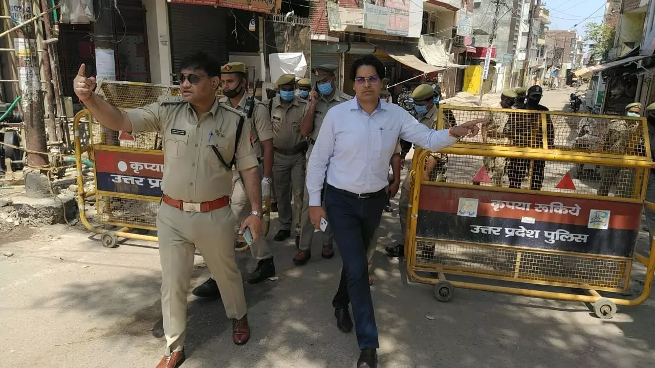 DM और SSP ने शहर के विभिन्न क्षेत्रों का भ्रमण कर लाॅकडाउन एंव आवश्यक सामग्री की उपलब्धता का लिया जायजा