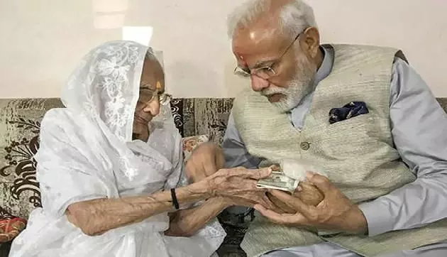 कोरोना के लिए प्रधानमंत्री नरेन्द्र मोदी की मां हीराबेन ने भी किए पीएम राहत कोष में 25 हज़ार रूपए दान