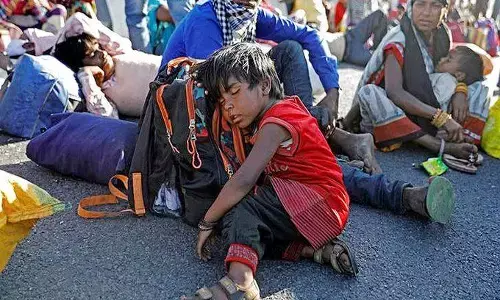 देखिए वीडियो प्रयागराज के ग्रामीण क्षेत्रों में लोग बेहाल ,खानेपीने की है गंभीर समस्या प्रशासन की सक्रियता शहरी क्षेत्रों तक ही देखिए वीडियो प्रयागराज के ग्रामीण क्षेत्रों में लोग बेहाल ,खानेपीने की है गंभीर समस्या प्रशासन की सक्रियता शहरी क्षेत्रों तक ही