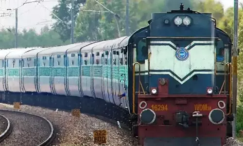 सूरत से प्रयागराज आ रही ट्रेन बाल बाल बची, जब चलती ट्रेन के बीस डिब्बे रह गये पीछे