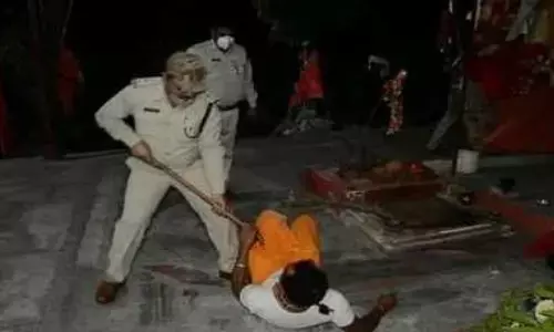 लॉकडाउन के दौरान मंदिर में पूजा कर रहे पुजारी को दारोगा ने डंडे से पीटा, CM ने लिया ऐक्शन