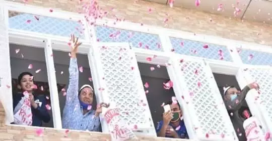 यूपी में मुस्लिमों ने पुलिस का फूल बरसाकर किया स्वागत, बोले इस तरह जीतेंगे कोरोना से जंग
