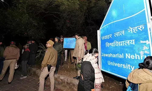 JNU छात्र ने सुरक्षाकर्मी से कहा- तुम्हारे ऊपर थूककर कोरोना फैला दूंगा, FIR दर्ज