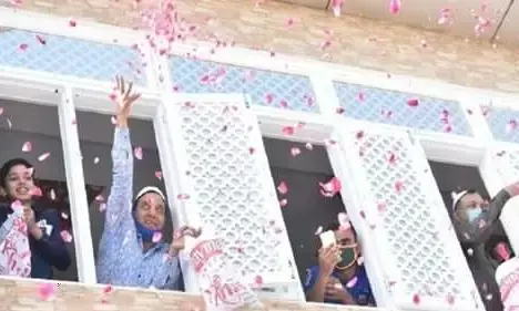 यूपी में मुस्लिमों ने पुलिस का फूल बरसाकर किया स्वागत, बोले इस तरह जीतेंगे कोरोना से जंग यूपी में मुस्लिमों ने पुलिस का फूल बरसाकर किया स्वागत, बोले इस तरह जीतेंगे कोरोना से जंग