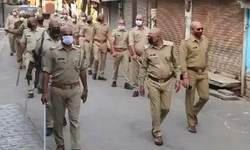 कोरोना वायरस : आगरा में थाना प्रभारी सहित 75 कर्मियों ने कराया मुंडन