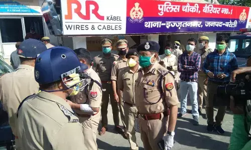 बरेली : तब्लीगी जमातियों को पकड़ने पहुंची पुलिस पर हमला, भीड़ ने चौकी फूंकने का किया प्रयास, IPS अफसर घायल बरेली : तब्लीगी जमातियों को पकड़ने पहुंची पुलिस पर हमला, भीड़ ने चौकी फूंकने का किया प्रयास, IPS अफसर घायल