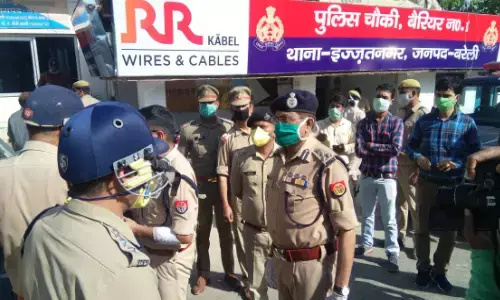 बरेली : लॉक डाउन पालन कराने गई पुलिस पर हमला, 8 हिरासत में, मुकदमा दर्ज, एक आईपीएस घायल बरेली : लॉक डाउन पालन कराने गई पुलिस पर हमला, 8 हिरासत में, मुकदमा दर्ज, एक आईपीएस घायल