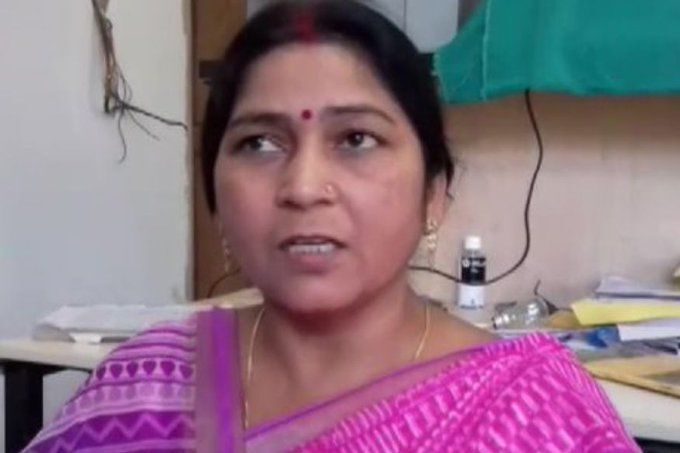 बलरामपुर में BJP जिलाध्यक्ष मंजू तिवारी ने की हवाई फायरिंग, बीजेपी ने की उनके खिलाफ बड़ी कार्यवाही बलरामपुर में BJP जिलाध्यक्ष मंजू तिवारी ने की हवाई फायरिंग, बीजेपी ने की उनके खिलाफ बड़ी कार्यवाही