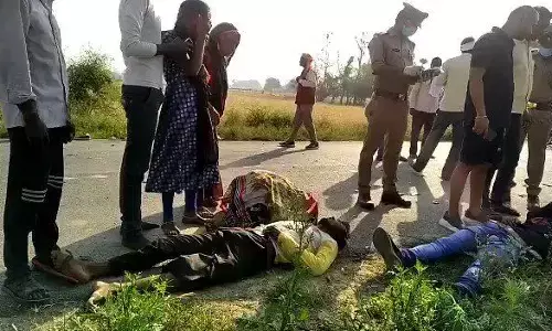 प्रयागराज के मेजा में दो वाइक आपस में भिड़ी, दो की मौत दो घायल प्रयागराज के मेजा में दो वाइक आपस में भिड़ी, दो की मौत दो घायल