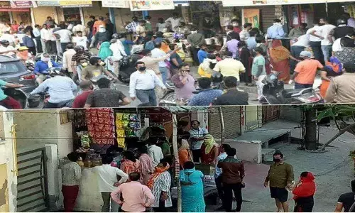 कुछ चैनलों पर फेक न्यूज के चक्कर में सोशल डिस्टेंसिंग की ऐसी-तैसी कुछ चैनलों पर फेक न्यूज के चक्कर में सोशल डिस्टेंसिंग की ऐसी-तैसी