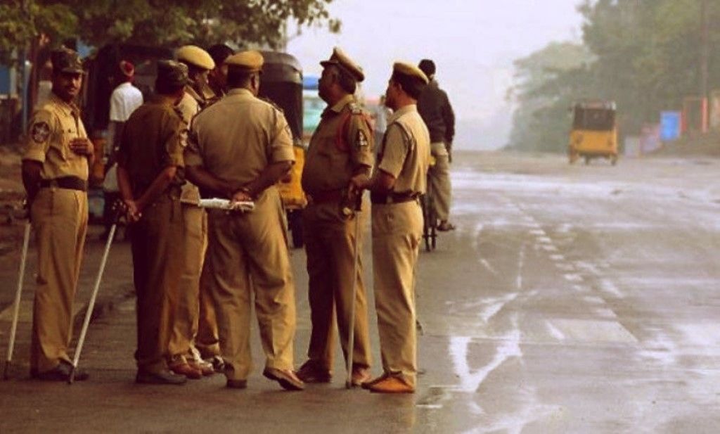 नोएडा ; युवक के शरीर पर पड़े निशान, पुलिस पर लगाए गम्भीर आरोप, डीसीपी ने दरोगा और दो सिपाही किये निलंबित नोएडा ; युवक के शरीर पर पड़े निशान, पुलिस पर लगाए गम्भीर आरोप, डीसीपी ने दरोगा और दो सिपाही किये निलंबित