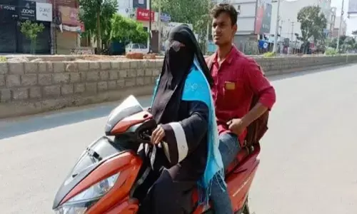 Corona Lockdown: तेलंगाना की एक मां ने बेटे को वापस लाने 1400 किमी स्कूटी चलाई