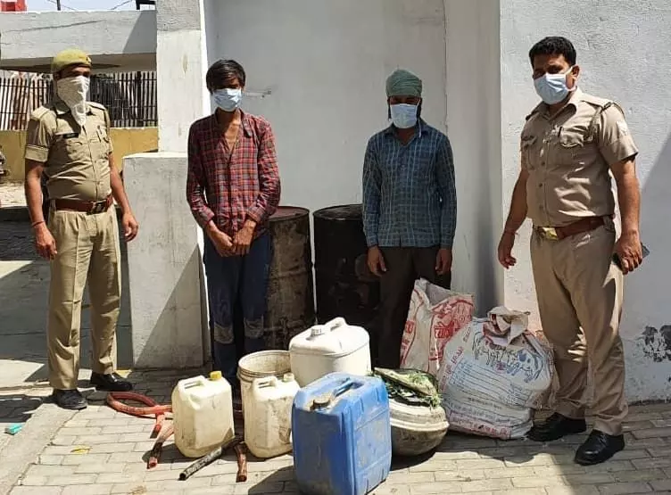 नोएडा : अवैध रूप से शराब बना रहे दो अभियुक्तों को थाना रबूपुरा पुलिस ने किया गिरफ्तार नोएडा : अवैध रूप से शराब बना रहे दो अभियुक्तों को थाना रबूपुरा पुलिस ने किया गिरफ्तार