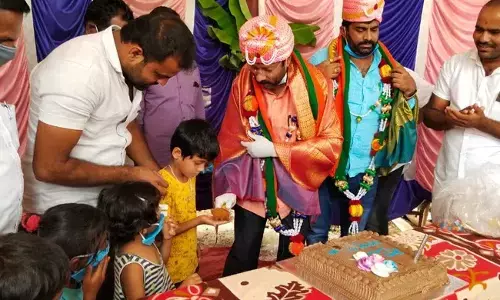 लॉकडाउन के दौरान BJP MLA ने मनाया बर्थडे का जश्न, बांटी बिरयानी