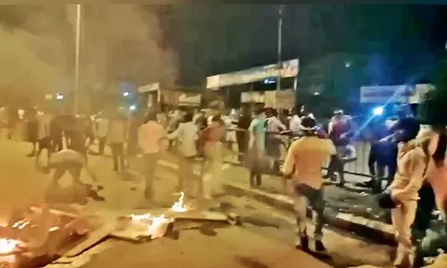 गुजरात के सूरत में लॉकडाउन के दौरान बवाल, घर जाने की जिद में सड़क पर उतरे सैकड़ों मजदूर और रोकर बोले ये बात! गुजरात के सूरत में लॉकडाउन के दौरान बवाल, घर जाने की जिद में सड़क पर उतरे सैकड़ों मजदूर और रोकर बोले ये बात!