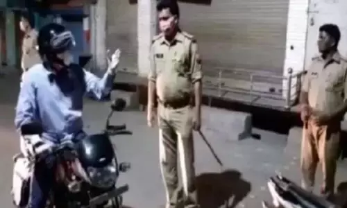 रामपुर: लॉकडाउन के दौरान आधीरात को सड़क पर घूमते पाए गए DM, सिपाही ने पकड़ा तो... रामपुर: लॉकडाउन के दौरान आधीरात को सड़क पर घूमते पाए गए DM, सिपाही ने पकड़ा तो...