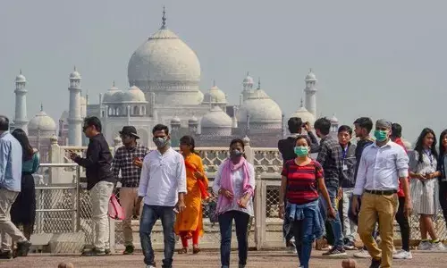 आगरा में फूटा कोरोना बम, एक साथ सामने आए इतने ज्यादा मरीज आगरा में फूटा कोरोना बम, एक साथ सामने आए इतने ज्यादा मरीज