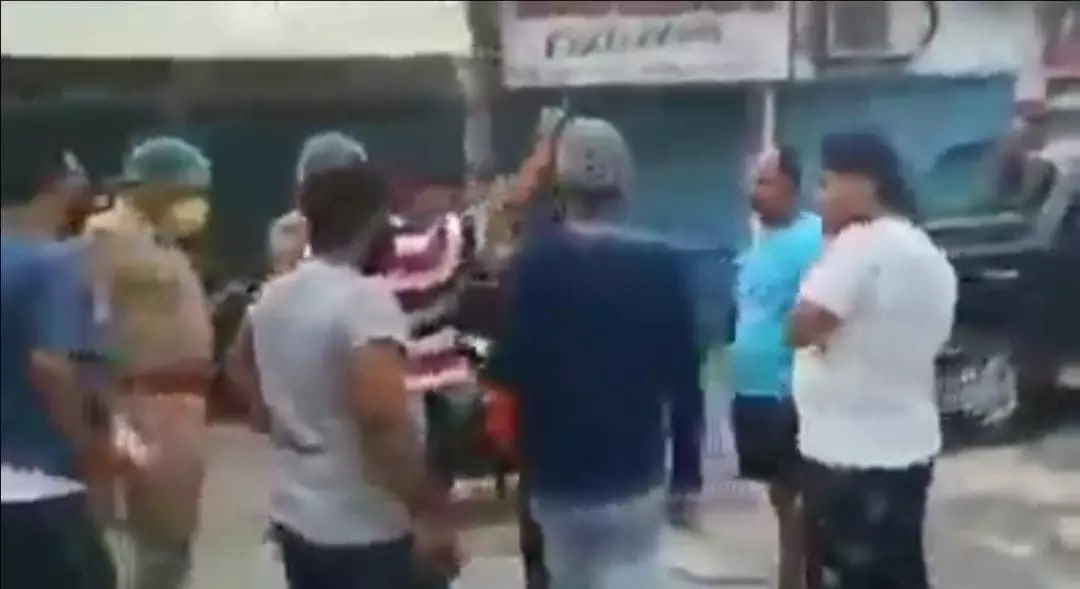 जौनपुर में बीजेपी नेता की दुकान से शराब बरामद, पुलिस से बेटा ने की बहस देखिये वीडियो