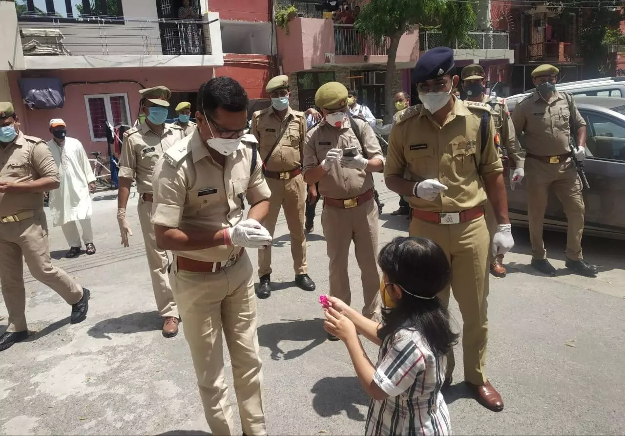 पुलिस व सफाई कर्मियों के सम्मान में लोगों ने थाली व शंख  बजाकर किया स्वागत