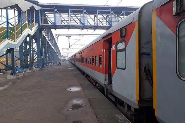 पटरी पर फिर दौड़ी उम्मीदों की रेल, ई-टिकट के साथ वाहन ड्राइवरों को मिलेगा ये पटरी पर फिर दौड़ी उम्मीदों की रेल, ई-टिकट के साथ वाहन ड्राइवरों को मिलेगा ये