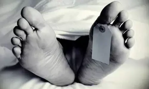 नोएडा में कोरोना संदिग्ध ने लगाई सातवीं मंजिल से छलांग, बिखर गये चिथड़े चिथड़े नोएडा में कोरोना संदिग्ध ने लगाई सातवीं मंजिल से छलांग, बिखर गये चिथड़े चिथड़े