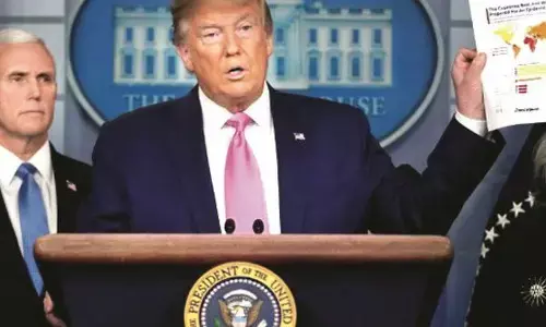 ट्रम्प के सलाहकार ने 29 जनवरी को 5 लाख मौतों की चेतावनी दे दी थी, और फिर ...