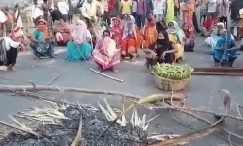 बाजार से सब्जी बेच कर लौट रहे किसानों की पुलिस ने की पिटाई, विरोध में किसानों ने किया रोड जाम