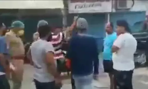 जौनपुर में बीजेपी नेता की दुकान से शराब बरामद, पुलिस से बेटा ने की बहस देखिये वीडियो जौनपुर में बीजेपी नेता की दुकान से शराब बरामद, पुलिस से बेटा ने की बहस देखिये वीडियो